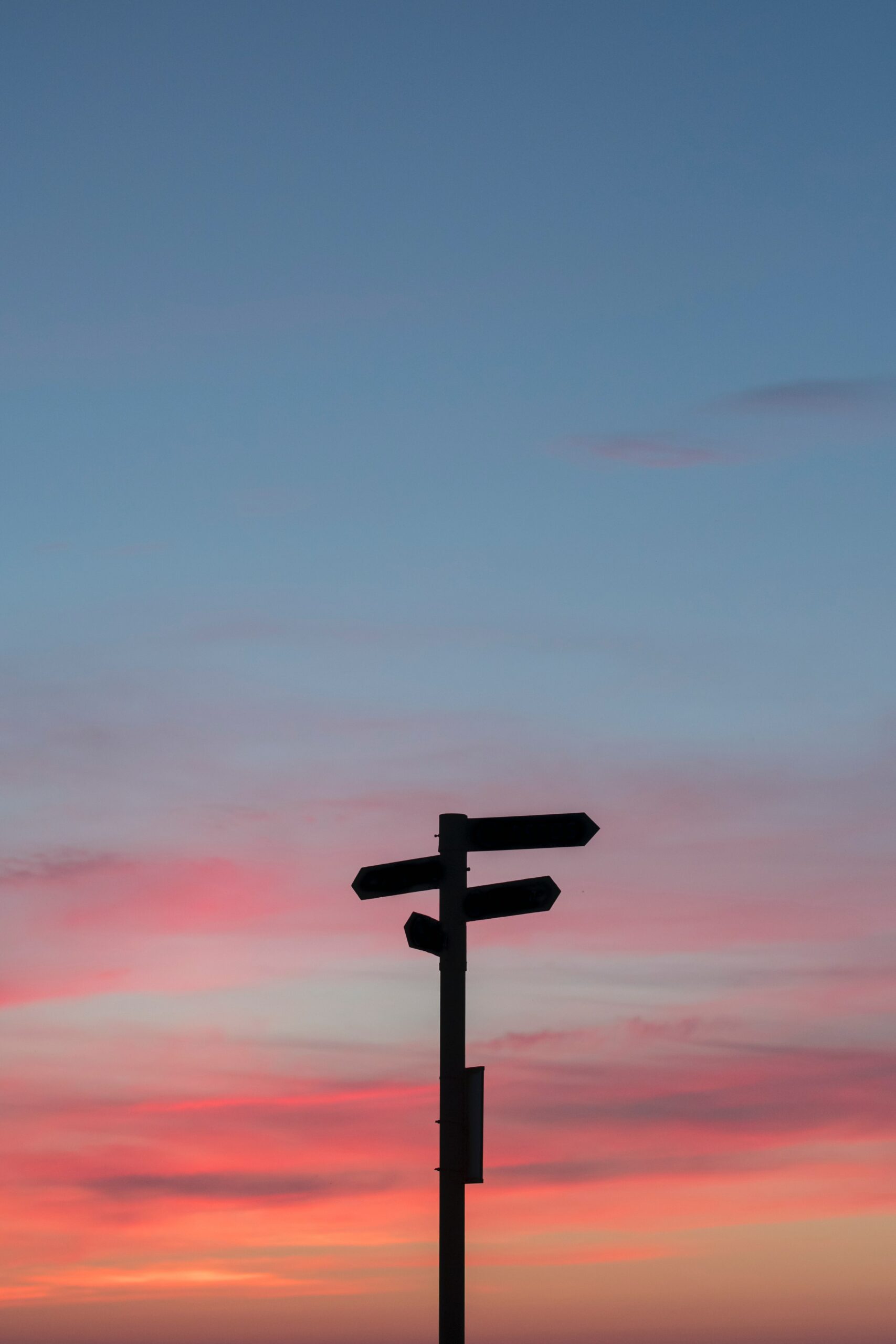 imagen de stock representando señalizaciones de dirección y el cielo azul y rosa para un artículo acerca de hacer negocios en el mercado de habla hispana.