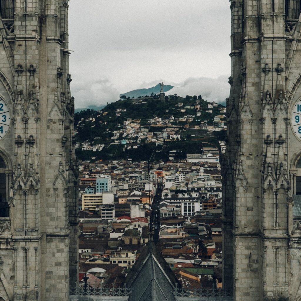 Vista aérea de Quito, ciudad donde a menudo se establecen las startups en Ecuador. 