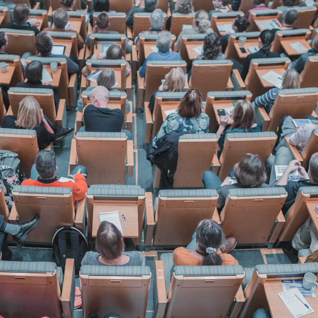 Estudiantes en en una clase sobre los  Startups en México.