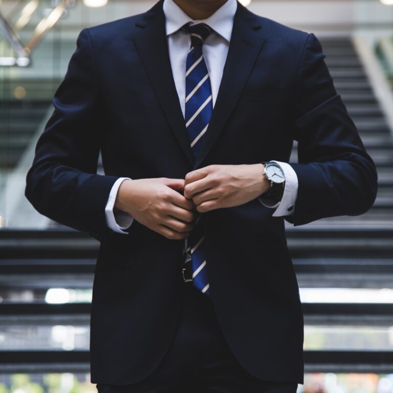 Foto de un hombre en traje representando un emprendedor en Latin America