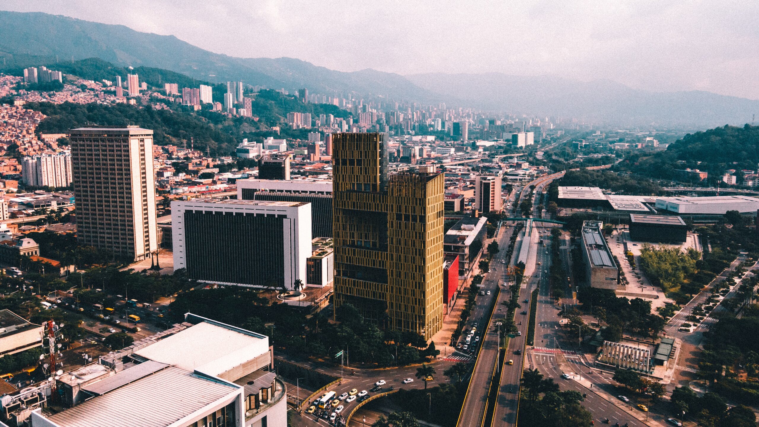 Avenida principal de Medellín, Colombia - Vista aérea de la ciudad en la que crece un centro tecnológico.  Foto de archivo.