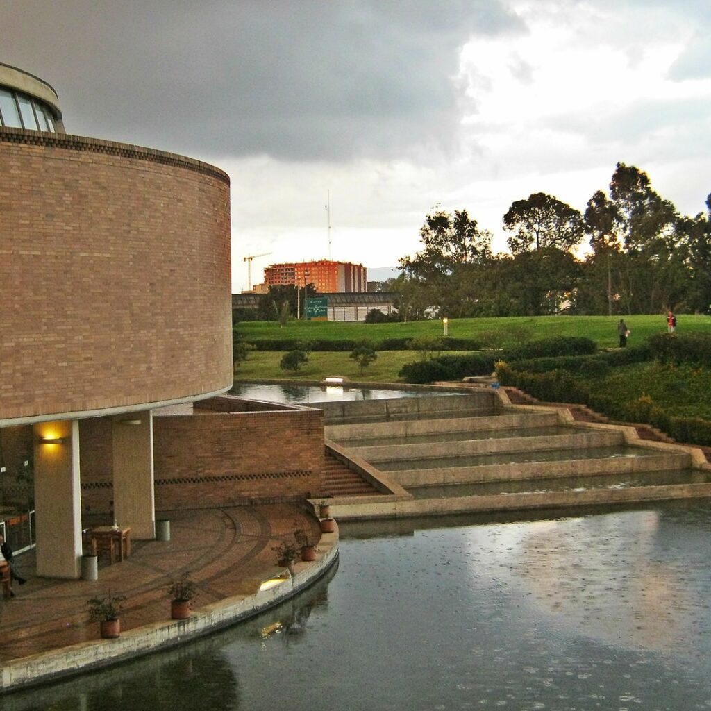 Una imagen de archivo de la Biblioteca Virgilio Barco en Bogotá, Colombia, un país en el que puedes considerar abrir tu startup