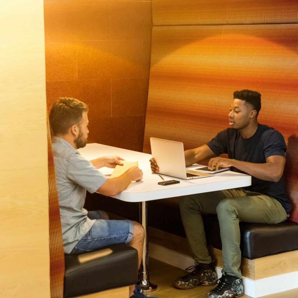 imagen de stock representando hombres en un espacio de trabajo para un artículo acerca de hacer negocios en colombia