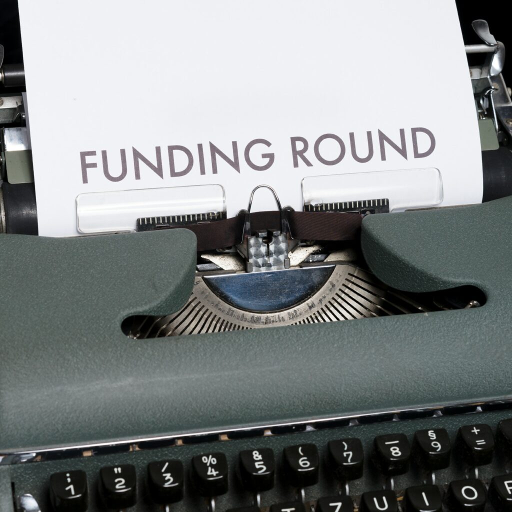 Imagen de un banco de imágenes que representa una máquina de escribir con una hoja de papel y un texto escrito que dice rondas de financiación. Imagen para un artículo sobre la financiación de startups.