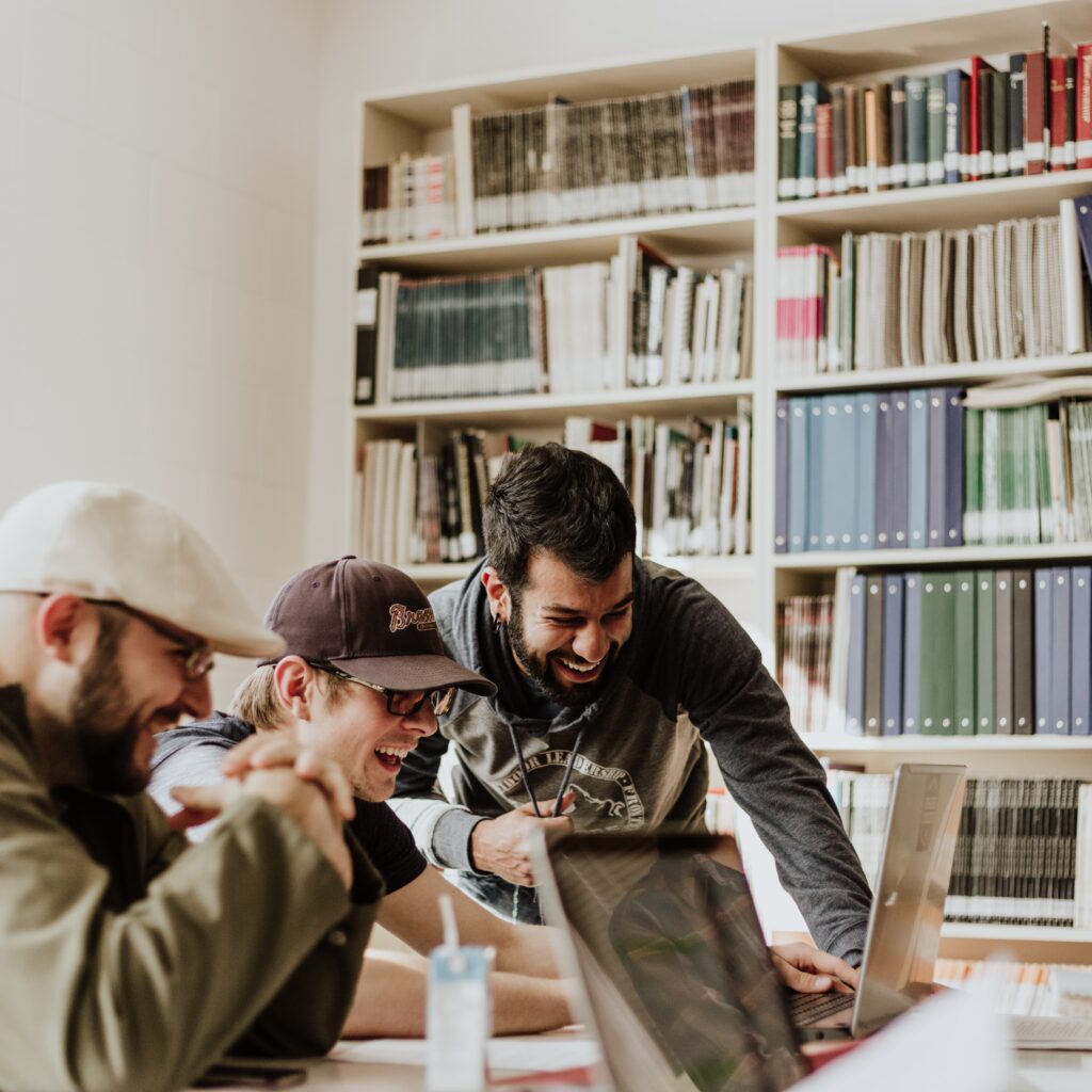 Imagen de stock representando a un grupo de hombres conversando en el lugar de trabajo