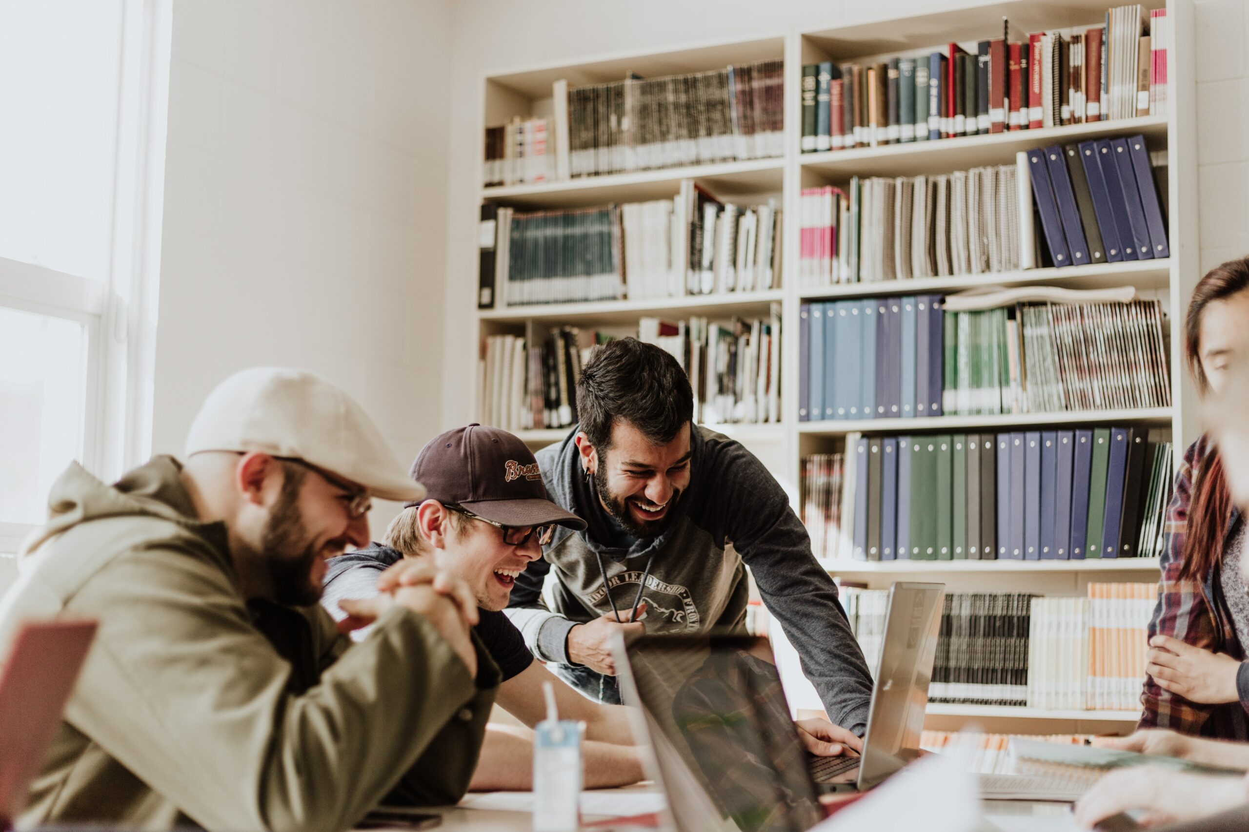 Imagen de stock representando a un grupo de hombres conversando en el lugar de trabajo