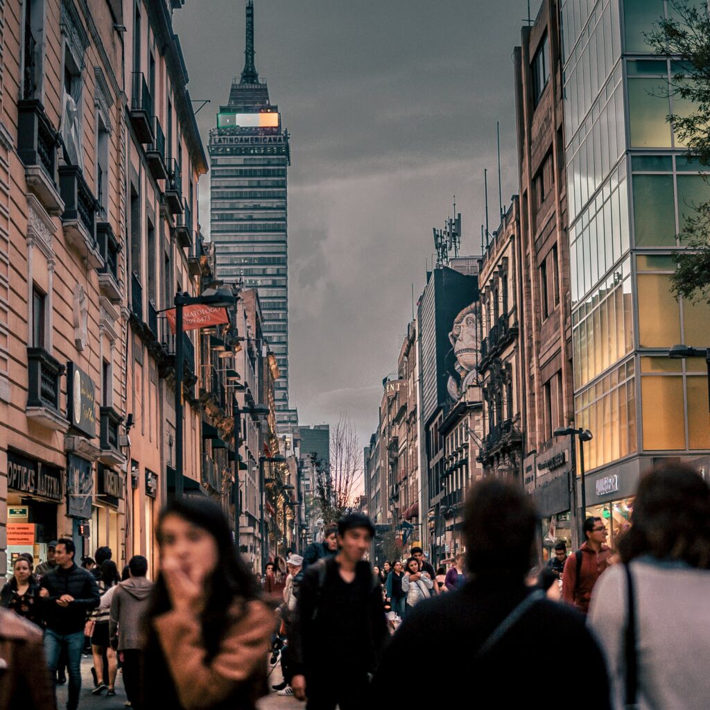 Imagen de stock de personas caminando en Mexico en una calle concurrida.