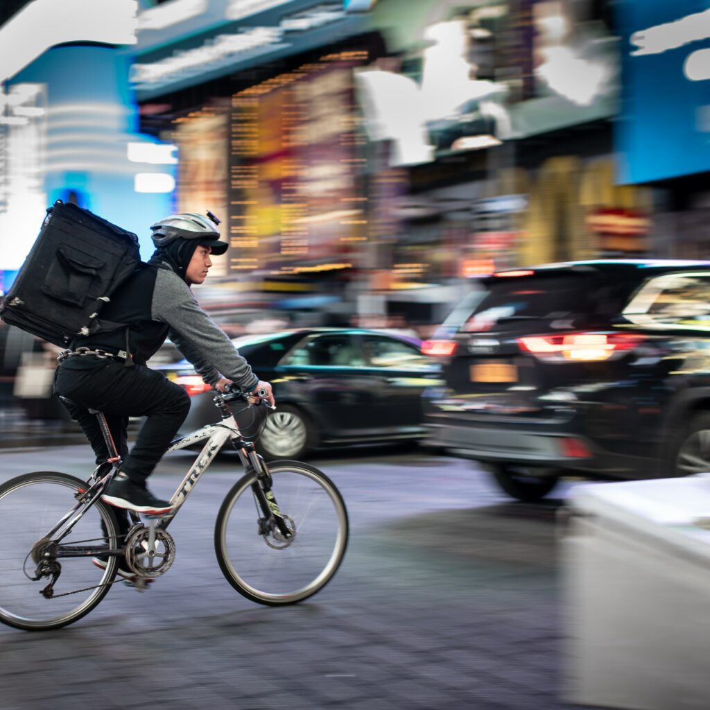 imagen de stock de un hombre trabajando en entregas a domicilio en su bicicleta para representar el emprendimiento Rappi.