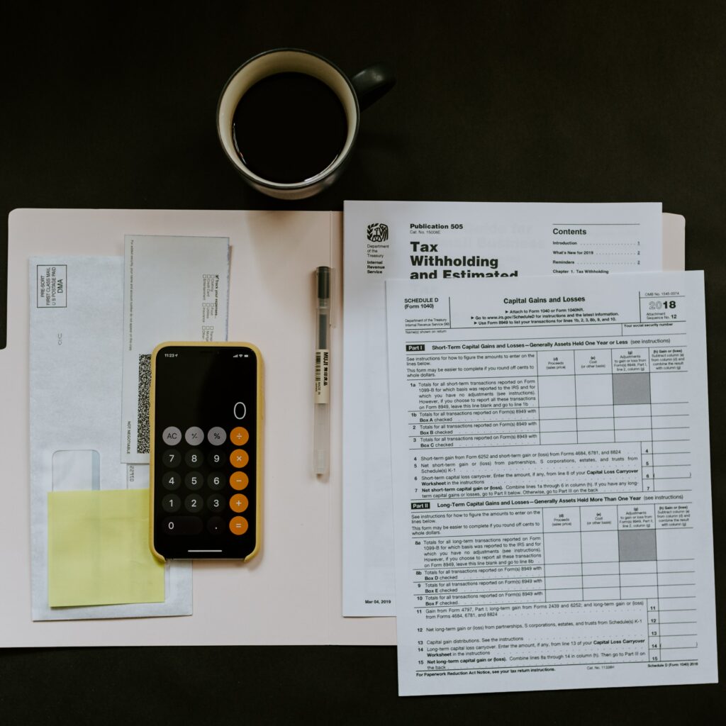 stock image depicting a calculator and documents for an article about capital when doing business in Colombia