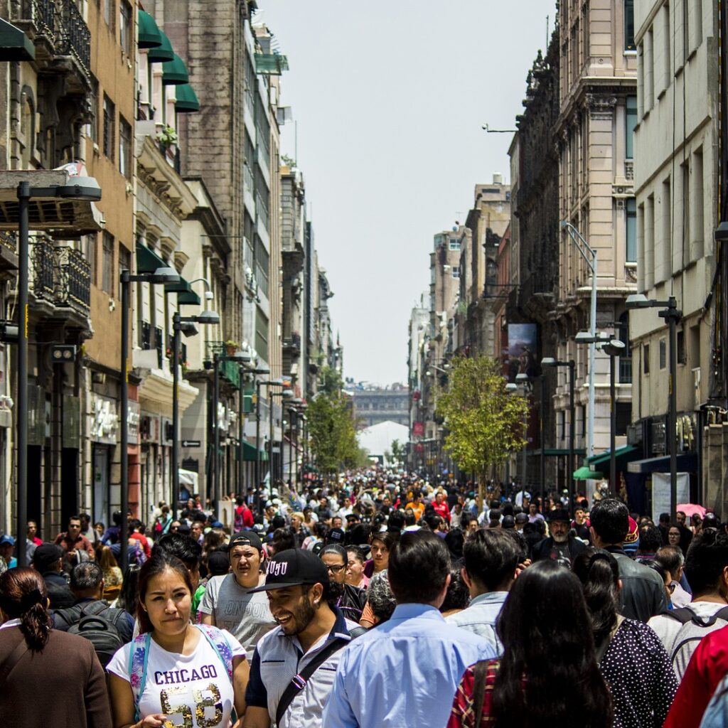Hacinamiento de personas en la calle para crear startups en México