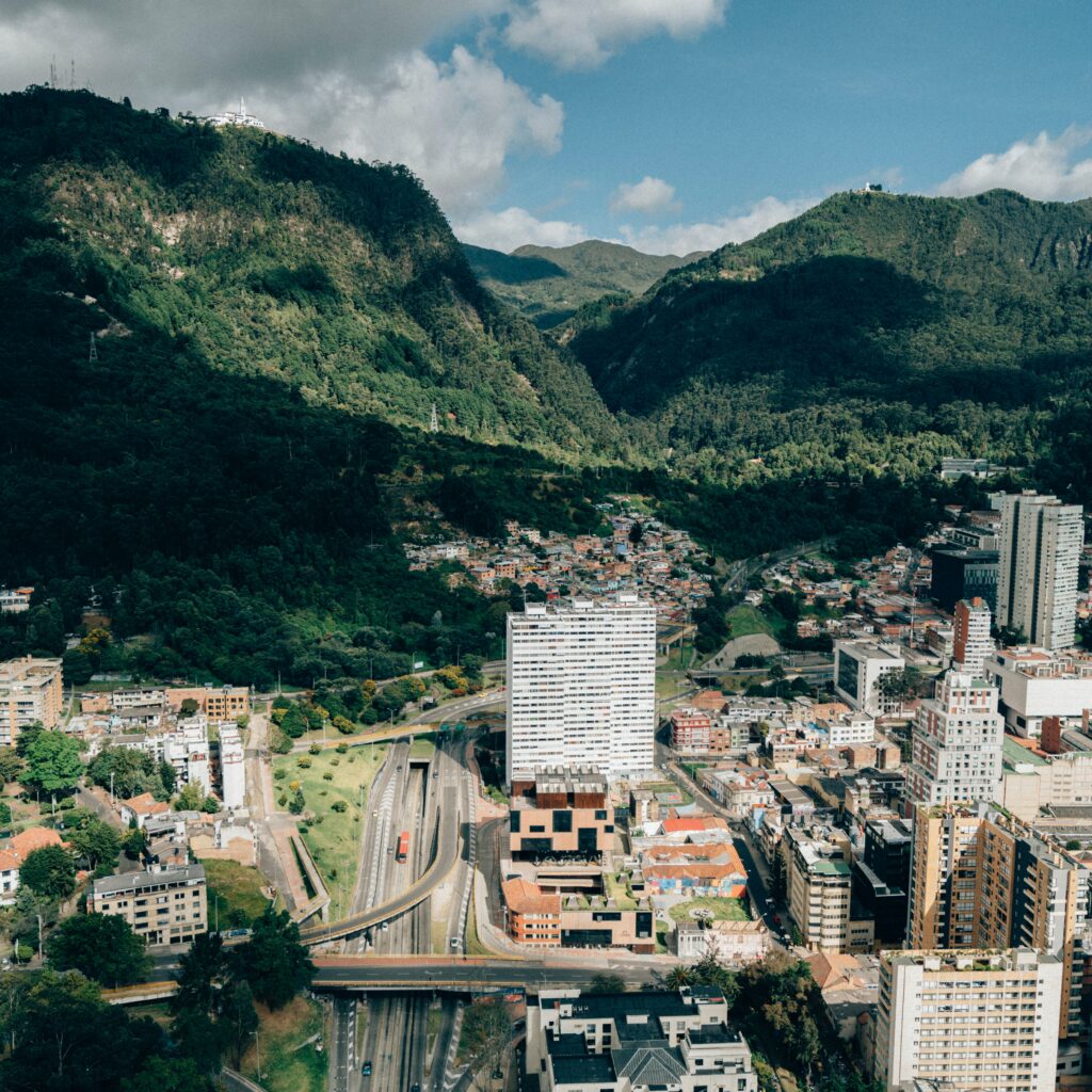 Foto aérea de Bogota, capital de Colombia y lugar donde crecen las oportunidades para startups