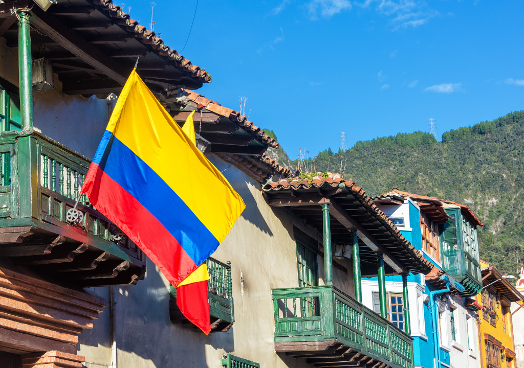 Imagen de un banco de imágenes de un balcón con una bandera colombiana para un artículo sobre las consideraciones al hacer negocios en Colombia.